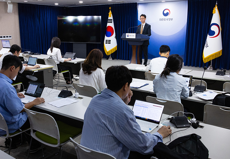 홍진배 과학기술정보통신부 네트워크 정책실장이 5일 오후 서울 종로구 정부서울청사에서 열린 기자회견에서 <정보보호산업의 글로벌 경쟁력 확보 전략>을 발표하고 있다. (사진=저작권자(c) 연합뉴스, 무단 전재-재배포 금지)