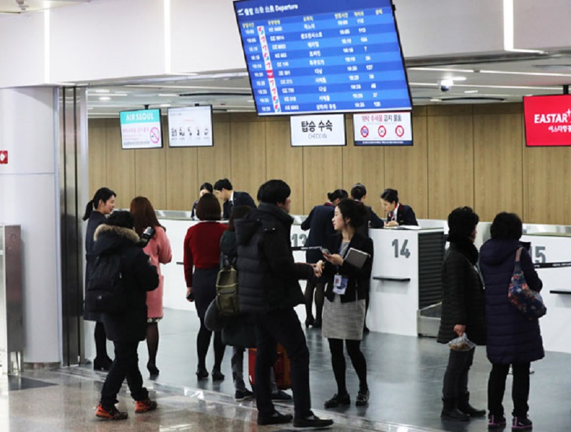 경기도 광명시 KTX 광명역 도심공항터미널에서 여행객들이 탑승 수속을 하고 있는 모습. (사진=저작권자(c) 연합뉴스, 무단 전재-재배포 금지)