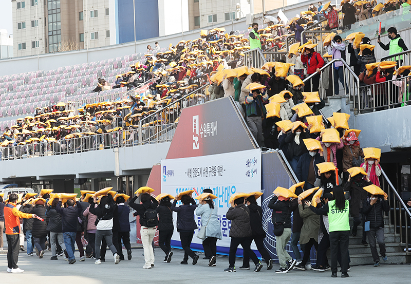 지난 3월 21일 오후 경기도 수원종합운동장에서 열린 다중밀집시설 지진발생, 인명 압사 사고 상황을 가정한 수원시 재난대응 민·관·군 합동종합훈련에서 시민들이 대피하고 있다. (사진=저작권자(c) 연합뉴스, 무단 전재-재배포 금지)