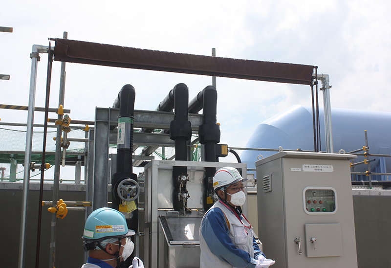 후쿠시마 오염수 방류 설비를 설명하는 도쿄전력 관계자. (사진=저작권자(c) 연합뉴스, 무단 전재-재배포 금지)