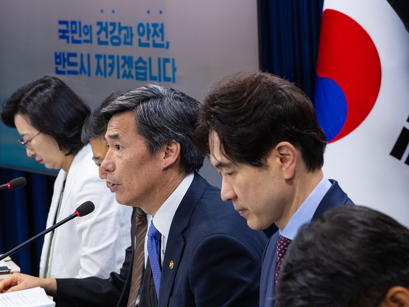 박구연 국무조정실 1차장(왼쪽 세번 째)이 7일 오전 서울 종로구 정부서울청사에서 열린 후쿠시마 원전 오염수 방류 관련 일일브리핑에 참석해 도쿄전력이 제공한 오염수 방류 데이터와 정부의 분석에 대해 설명하고 있다.(사진=저작권자(c) 연합뉴스, 무단 전재-재배포 금지)