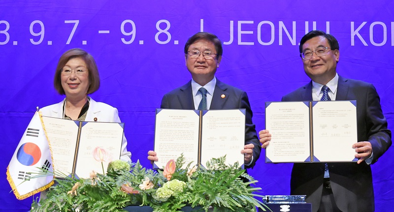 박보균 문화체육관광부 장관, 나가오카 케이코 일본 문부과학대신, 후허핑 중국 문화여유부장이 8일 전주시 국립무형유산원에서 열린 ‘제14회 한·중·일 문화장관회의’ 전주선언문 서명식에 참석해 선언문에 서명한 뒤 기념촬영을 하고 있다.(사진=문화체육관광부)