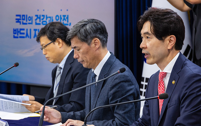 박성훈 해양수산부 차관(오른쪽)이 11일 오전 서울 종로구 정부서울청사에서 열린 일본 후쿠시마 원전 오염수 방류 관련 일일 브리핑에 참석해 우리 해역 방사능 검사 결과를 설명하고 있다. (사진=저작권자(c) 연합뉴스, 무단 전재-재배포 금지)