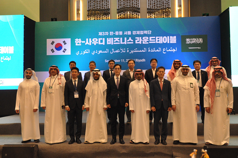 지난 11일 사우디아라비아에서 열린 ‘한-사우디 비즈니스 라운드 테이블’에서 셔틀경제협력단장인 한훈 농식품부 차관을 포함한 관계자들이 기념촬영을 하고 있다. (사진=농림축산식품부)