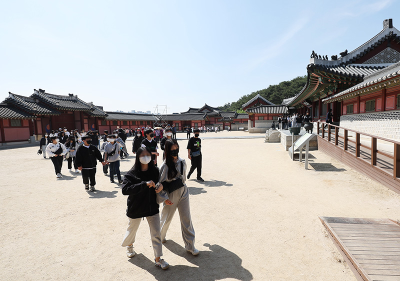 지난 4월 28일 경기도 수원시 화성행궁에서 칠보중학교 학생들이 현장체험학습을 하고 있다. (사진=저작권자(c) 연합뉴스, 무단 전재-재배포 금지)