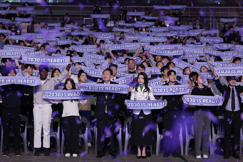 윤석열 대통령이 14일 부산 해운대구 영화의전당에서 열린 청년의 날 기념식에서 참석자들과 함께 “2030은 준비됐다”(2030 is Ready) 퍼포먼스를 하고 있다.(사진=대통령실)