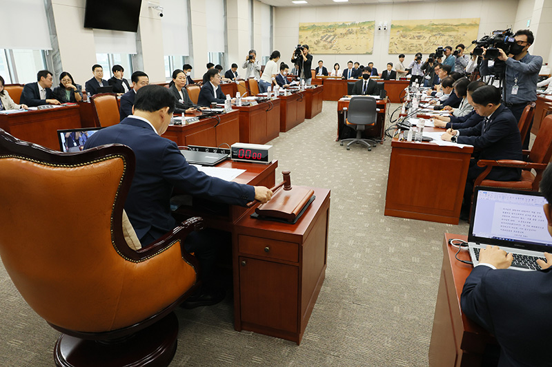15일 국회에서 열린 교육위원회 전체회의에서 김철민 위원장이 의사봉을 두드리고 있다. 교육위는 이날 교권보호 4법을 의결했다. (사진=저작권자(c) 연합뉴스, 무단 전재-재배포 금지)