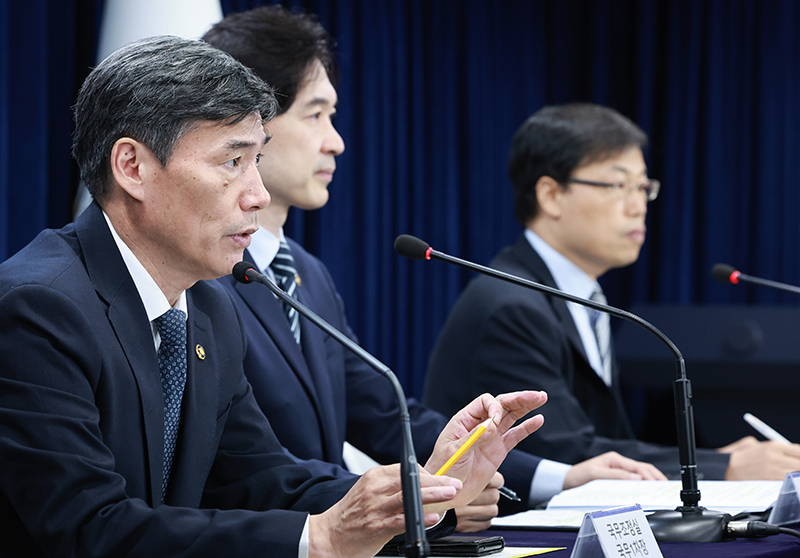 박구연 국무조정실 국무1차장이 18일 정부서울청사에서 열린 일본 후쿠시마 원전 오염수 방류 관련 일일 브리핑에서 취재진의 질문에 답하고 있다. (사진=저작권자(c) 연합뉴스, 무단 전재-재배포 금지)