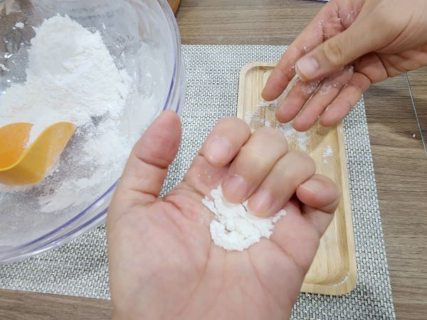 가루쌀을 빻아서 손으로 만져보니 입자가 밀가루처럼 미세하고 부드러웠다.