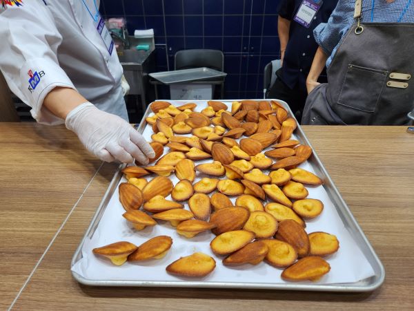 쌀홍보관에서 가루쌀로 만든 마들렌을 즉석에서 구워내고 있었다.