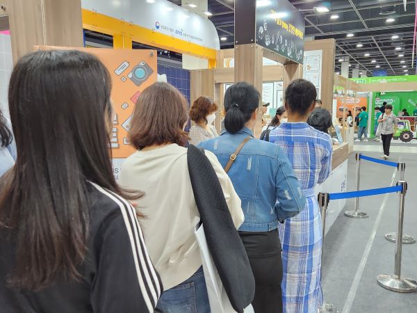 쌀홍보관에서 가루쌀로 만든 마들렌을 시식하기 위해 사람들이 줄지어서 기다리고 있다.