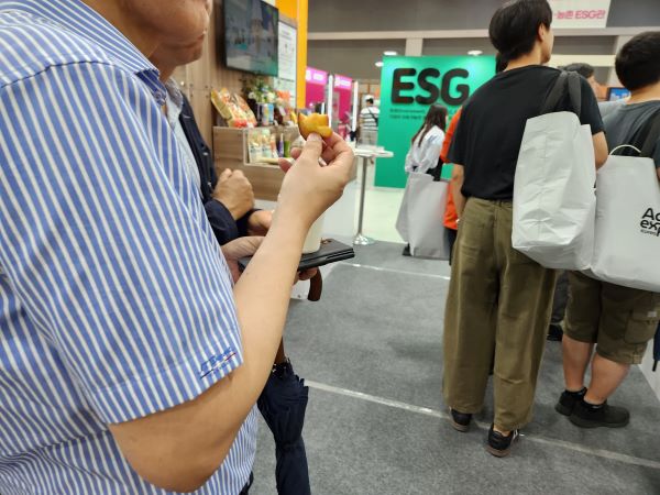 가루쌀로 만든 마들렌을 먹어본 일행이 밀빵과 차이가 없다는 반응을 보였다.