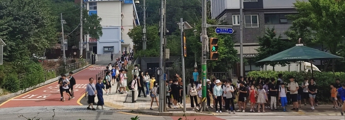 아이가 다니는 초등학교는 횡단보도 부족, 등.하교길 병목 현상 등이 안전 위해 요소로 꼽혔다.