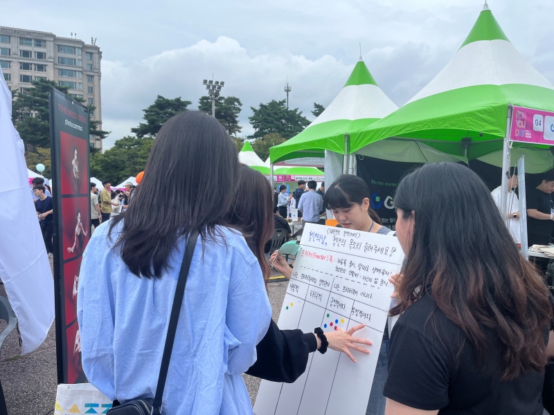 설문조사에 응해주는 청년들