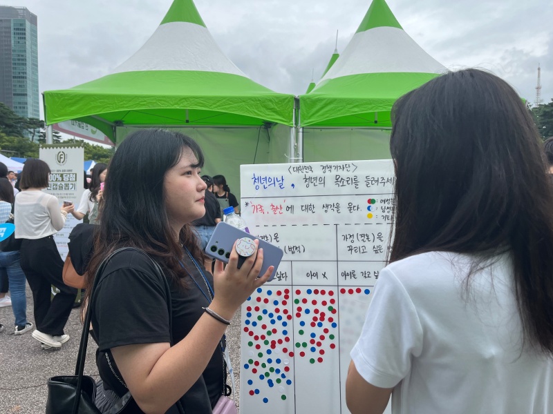 설문 조사 중 다양한 의견을 말해주는 청년들.
