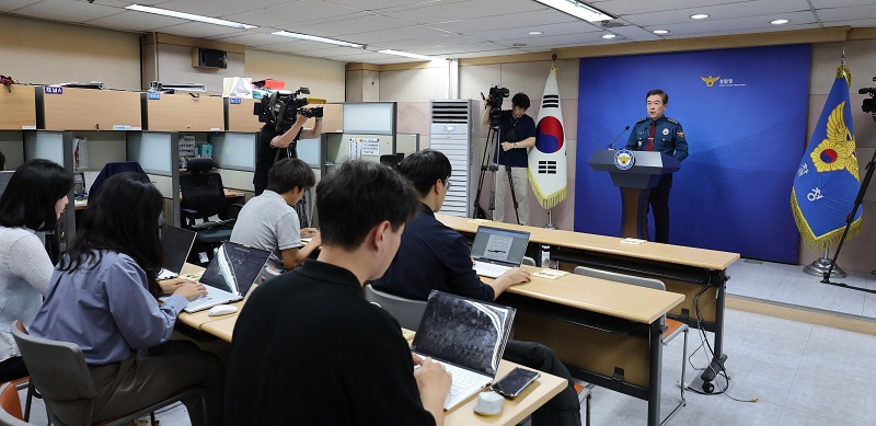 윤희근 경찰청장이 20일 서울 서대문구 경찰청에서 집회시위 문화 개선방안 발표 관련 사전 언론 브리핑을 하고 있다. ⓒ뉴스1