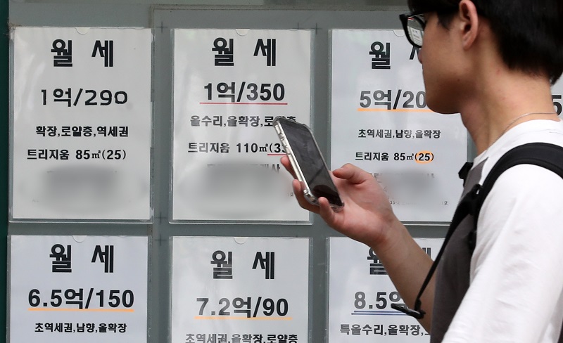 서울 시내 한 부동산 중개업소에 붙어 있는 월세 매물 안내문.(사진=저작권자(c) 뉴스1, 무단 전재-재배포 금지)