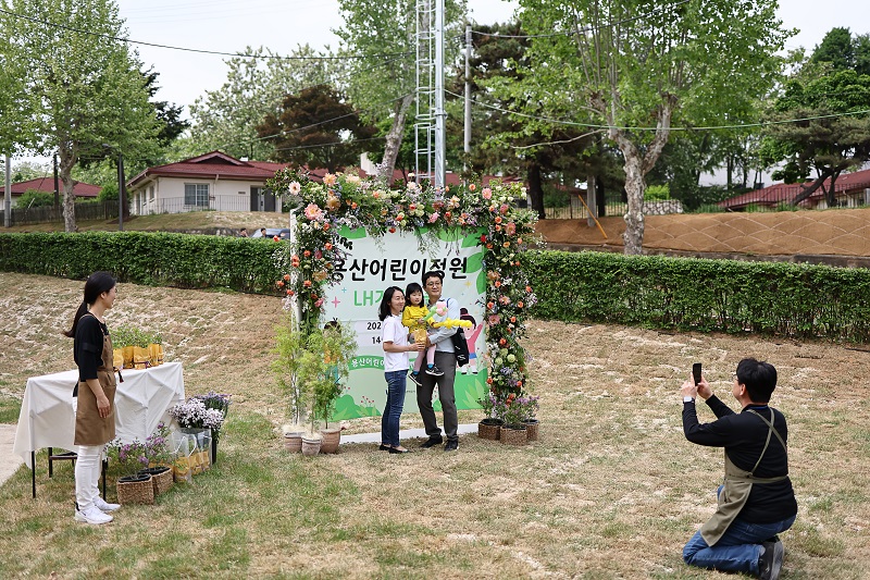 지난 5월 4일 한 가족이 어린이날을 하루 앞두고 개방한 용산어린이정원에서 기념촬영을 하고 있다. (사진=저작권자(c) 연합뉴스, 무단 전재-재배포 금지)