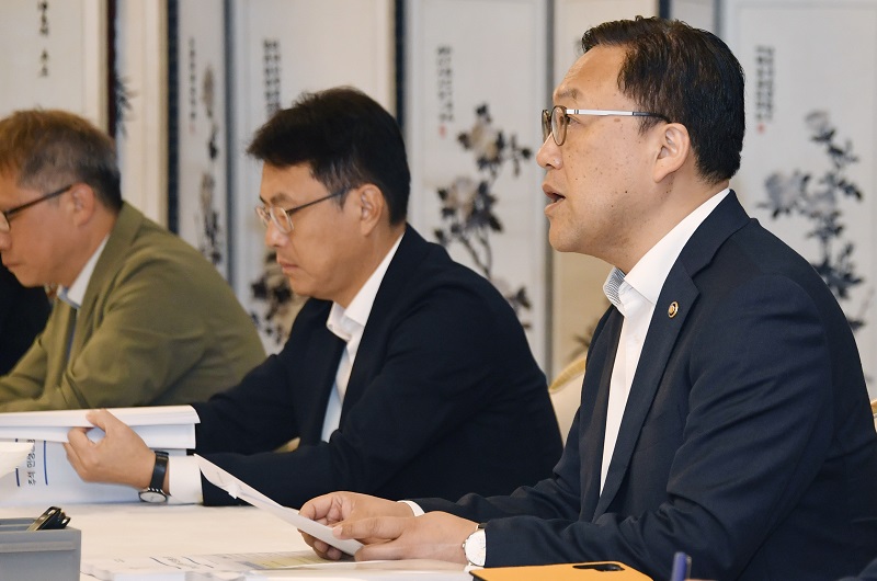 김병환 기획재정부 차관이 22일 오전 서울 종로구 정부서울청사에서 열린 ‘제31차 비상경제차관회의 겸 범부처 지역 투자 지원 TF 제1차 회의’를 주재, 모두발언을 하고 있다. (사진=기획재정부)
