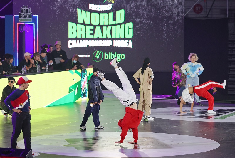지난해 10월 21일 서울 송파구 올림픽공원에서 열린 ‘2022 WDSF 세계 브레이킹 선수권대회’ 예선전에서 출전 선수들이 화려한 기술을 뽐내고 있다.(사진=저작권자(c) 연합뉴스, 무단 전재-재배포 금지)