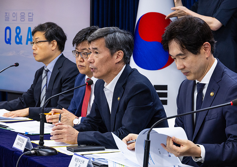 박구연 국무조정실 1차관(오른쪽 두번째)이 22일 오전 서울 종로구 정부서울청사에서 열린 후쿠시마 원전 오염수 방류 관련 일일 브리핑에서 취재진 질문에 답하고 있다. (사진=저작권자(c) 연합뉴스, 무단 전재-재배포 금지)