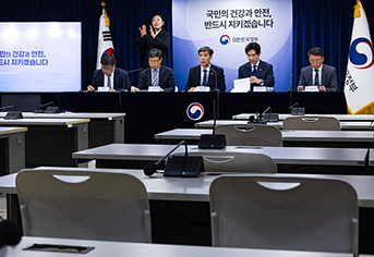 박구연 국무조정실 1차관(왼쪽 세 번째)이 25일 브리핑에서 후쿠시마 현지에 파견된 정부 전문가 파견 활동과 결과에 대해 설명하고 있다. (사진=저작권자(c) 연합뉴스, 무단 전재-재배포 금지)