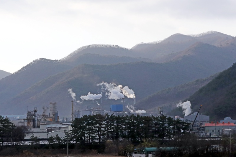 악취관리지역으로 지정된 한 공업지역 기업체 굴뚝에서 연기가 나오고 있다.(사진=저작권자(c) 연합뉴스, 무단 전재-재배포 금지)