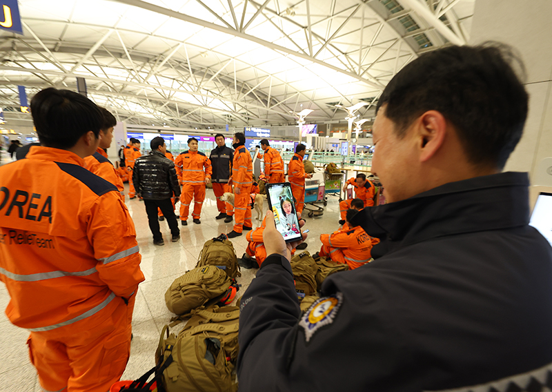 대한민국 긴급구호대(KDRT) 대원이 인천국제공항 제1여객터미널에서 출국 전 가족들과 영상통화를 하고 있다. (사진=저작권자(c) 연합뉴스, 무단 전재-재배포 금지)