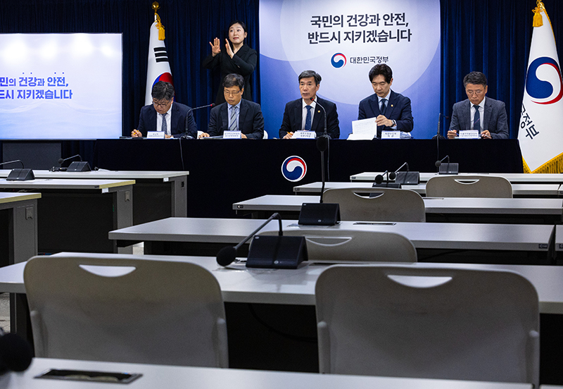 박구연 국무조정실 1차관(왼쪽 세 번째)이 25일 브리핑에서 후쿠시마 현지에 파견된 정부 전문가 파견 활동과 결과에 대해 설명하고 있다. (사진=저작권자(c) 연합뉴스, 무단 전재-재배포 금지)