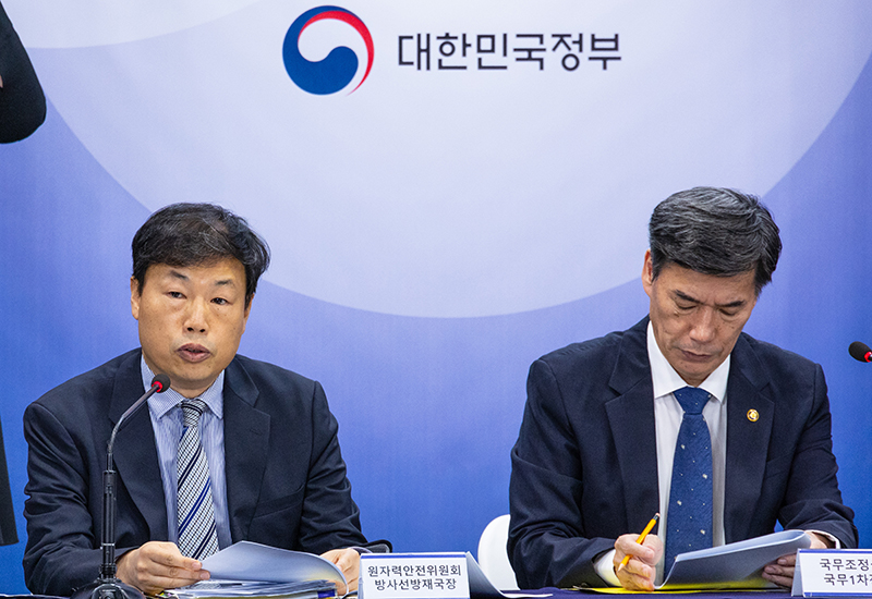 신재식 원자력안전위원회 방사선방재국장이 25일 정부서울청사에서 열린 일본 후쿠시마 원전 오염수 방류 관련 일일 브리핑에 참석해 후쿠시마 현지 방사능 측정 데이터에 대해 상세 설명하고 있다. (사진=저작권자(c) 연합뉴스, 무단 전재-재배포 금지)