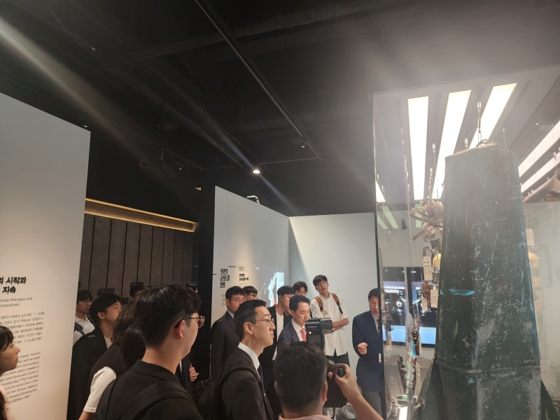 전쟁기념관을 견학하는 2030자문단들.