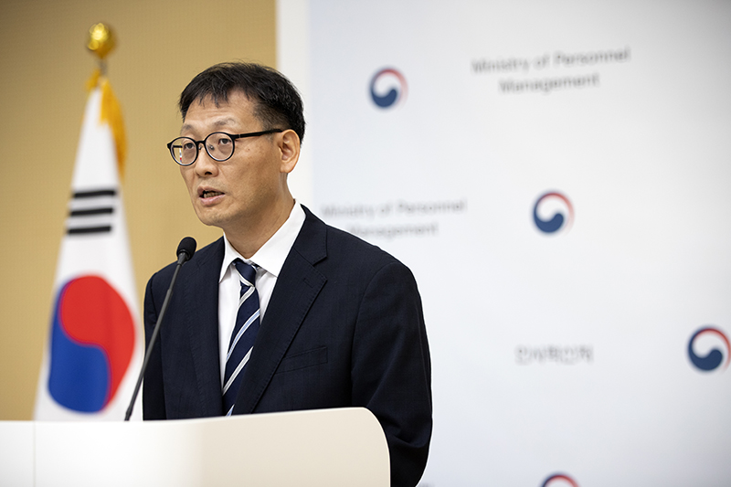 이인호 인사혁신처 차장이 26일 정부세종청사에서 공무원임용시험령 개정안 관련 브리핑을 하고 있다. (사진=인사혁신처)