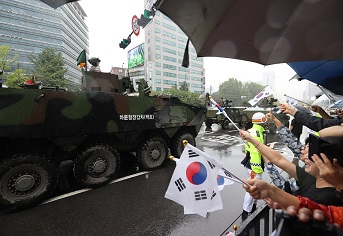 10년 만에 대규모 병력·첨단장비 시가행진…국군의 강력한 위용 과시