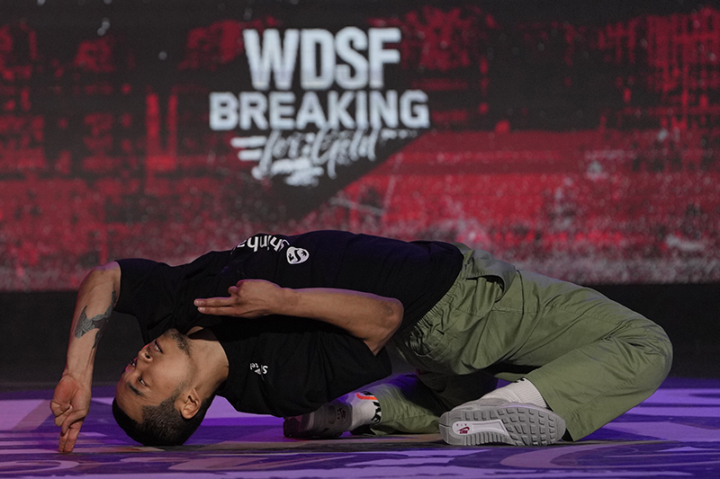 지난 7월 중국 항저우에서 열린 세계댄스스포츠연맹(WDSF) 아시아 브레이킹 선수권대회에서 김홍열(AKA 홍텐) 선수가 1 대 1 비보이 대회에서 경연을 벌이고 있다. 이 대회에서 대표팀 김헌우는 금메달, 전지예와 김홍열은 동메달을 각각 획득했다. (사진=저작권자(c) AP Photo/연합뉴스, 무단 전재-재배포 금지)