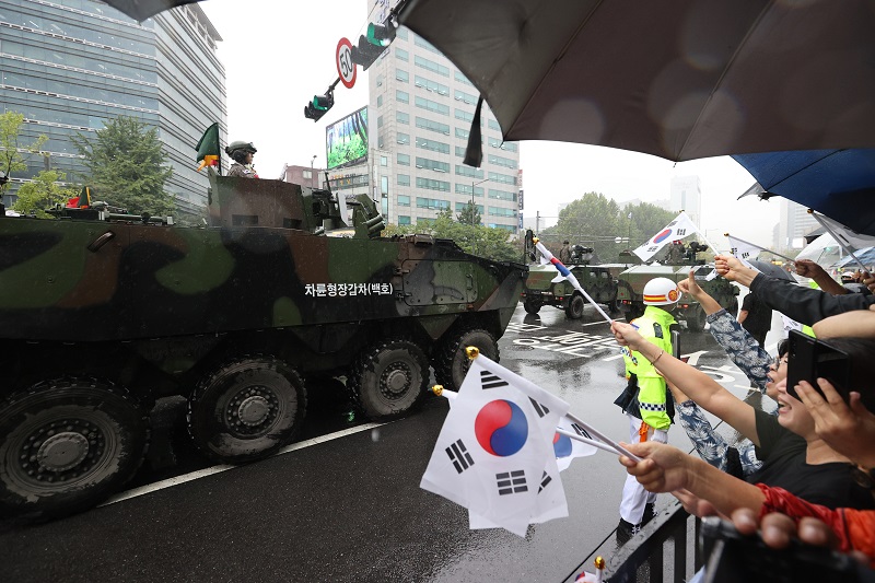 건군 75주년 국군의 날 시가행진에서 군 장병들과 장비들이 시민들의 환호를 받으며 행진하고 있다.(사진=저작권자(c) 연합뉴스, 무단 전재-재배포 금지)