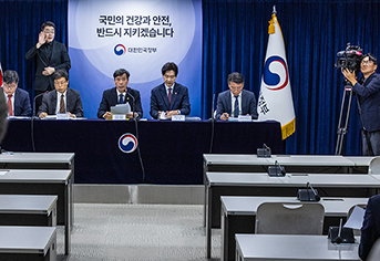 박구연 국무조정실 1차장(왼쪽 세번째)이 26일 오전 서울 종로구 정부서울청사에서 열린 후쿠시마 원전 오염수 방류 관련 일일 브리핑에 참석해 정부의 오염수 방류 전반에 관해 설명을 하고 있다. (사진=저작권자(c) 연합뉴스, 무단 전재-재배포 금지)
