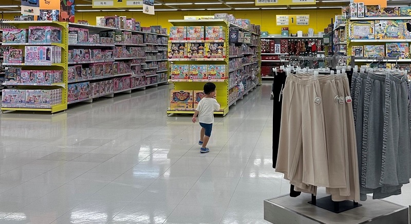 한눈을 판 사이 자신이 가고자 하는 곳으로 달려가고 있는 아이.