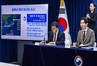 박성훈 해양수산부 차관(오른쪽)이 27일 정부서울청사에서 열린 일본 후쿠시마 원전 오염수 방류 일일 브리핑에 참석해 일본 측의 오염수 방류 개시 뒤 처음으로 실시되는 우리 정부의 공해상 해양 방사능 검사와 관련한 내용을 발표하고 있다. (사진=저작권자(c) 연합뉴스, 무단 전재-재배포 금지)