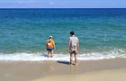 남편과 아들이 강원도 강릉 강문해변에서 즐거운 시간을 갖고 있다.
