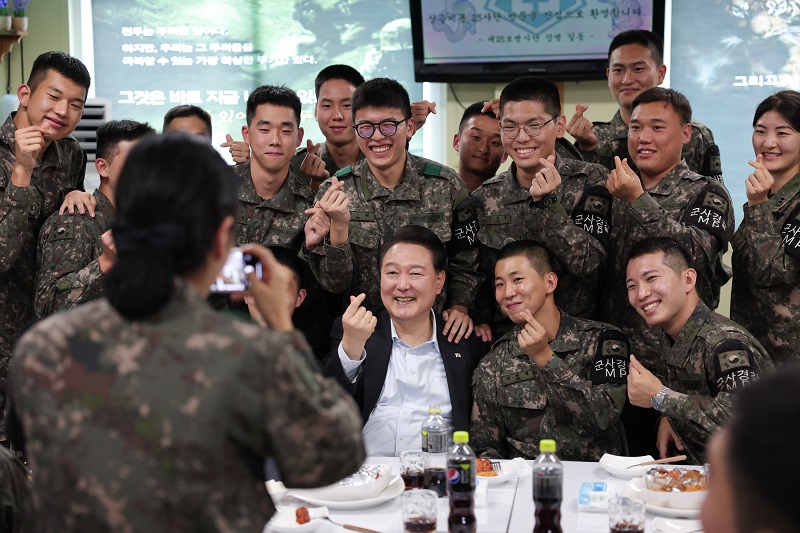 윤석열 대통령이 국군의 날인 1일 경기도 연천군 육군 제25사단의 한 소초에서 열린 장병들과의 간담회에서 참석한 장병들과 함께 셀카를 찍고 있다.(사진=저작권자(c) 연합뉴스, 무단 전재-재배포 금지)