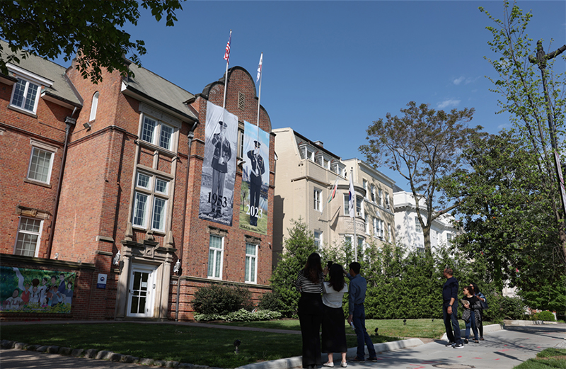 주워싱턴한국문화원 앞에서 한미동맹 70주년을 주제로 설치된 엠비언트 광고(환경이나 장소의 특성을 미디어로 활용하는 방식의 광고)를 바라보는 워싱턴 시민들.(사진=주워싱턴한국문화원)