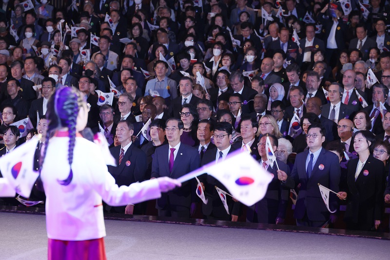 한덕수 국무총리가 3일 오전 서울 종로구 세종문화회관에서 열린 개천절 경축식에서 참석자들과 함께 개천절 노래를 제창하고 있다.(사진=저작권자(c) 연합뉴스, 무단 전재-재배포 금지)