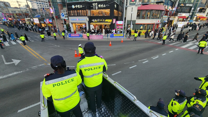 사진은 지난해 12월 부산 광안리해변 일대에서 열린 부산불꽃축제장에서 경찰이 혼잡관리차량 일명 DJ폴리스를 이용해 인파 밀집 관리를 하고 있는 모습. 2022. 12. 17.(사진=저작권자(c) 뉴스1, 무단 전재-재배포 금지)