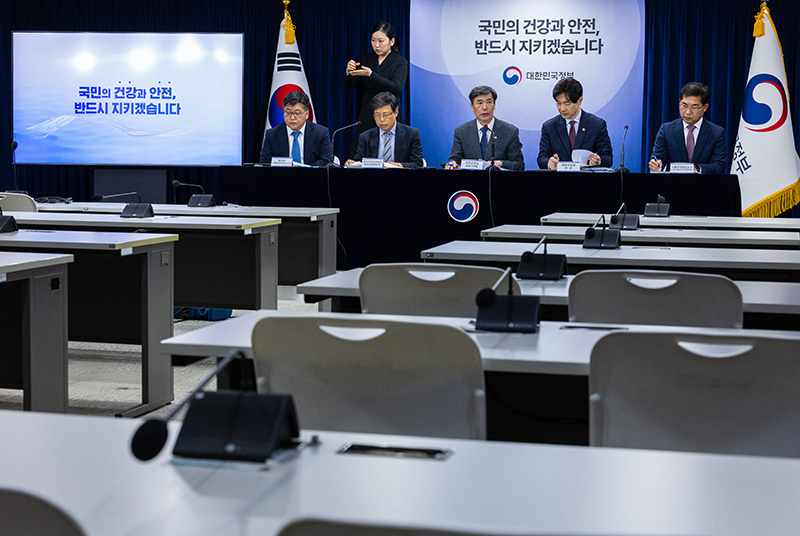 박구연 국무조정실 1차장(왼쪽 세 번째)이 4일 오전 서울 종로구 정부서울청사에서 열린 후쿠시마 원전 오염수 방류 관련 일일 브리핑에 참석해 5일 2차 오염수 방류와 관련한 정부 입장을 설명하고 있다. (사진=저작권자(c) 연합뉴스, 무단 전재-재배포 금지)