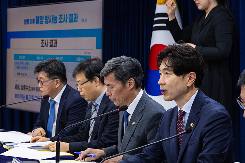 박성훈 해양수산부 차관(오른쪽)이 4일 정부서울청사에서 열린 일본 후쿠시마 원전 오염수 방류 관련 일일 브리핑에 참석해 우리 해역 방사능 검사 결과를 발표하고 있다. (사진=저작권자(c) 연합뉴스, 무단 전재-재배포 금지)