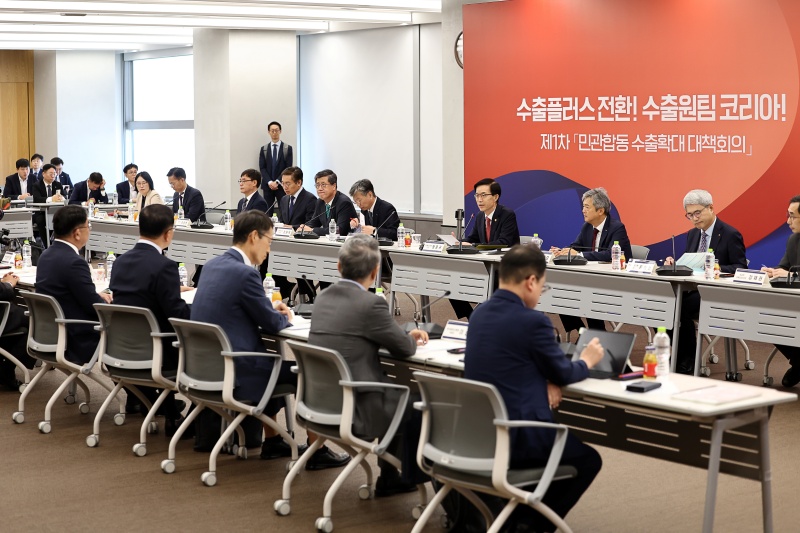 방문규 산업통산자원부 장관이 5일 서울 강남구 한국무역협회에서 열린 제1차 민관합동 수출확대 대책회의에서 발언하고 있다.(사진=저작권자(c) 연합뉴스, 무단 전재-재배포 금지)