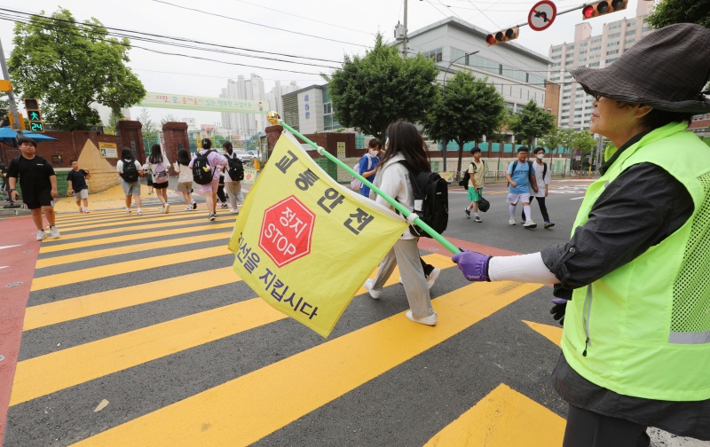 7월부터 도로교통법 시행규칙 개정안에 따라 스쿨존에 ‘노란색 횡단보도’를 단계적으로 확대 도입한다.(사진=저작권자(c) 뉴스1, 무단 전재-재배포 금지)