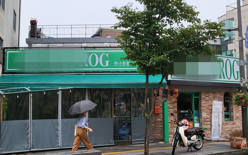 길을 걷다 보면 별다른 설명 없이 영어로만 가게를 소개하는 간판들이 있다.