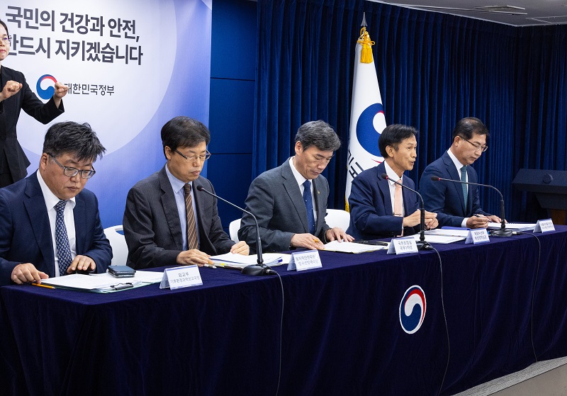 오염수 2차 방류 현황 및 우리 해역 수산물 안전관리 현황 등을 설명하고 있다.(사진=저작권자(c) 연합뉴스, 무단 전재-재배포 금지)