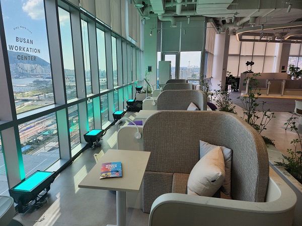 1인용 업무공간 좌석. 창문 밖으로는 부산항 일대가 한눈에 보인다.